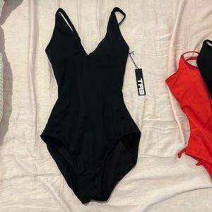 Black ta3 plungey suit